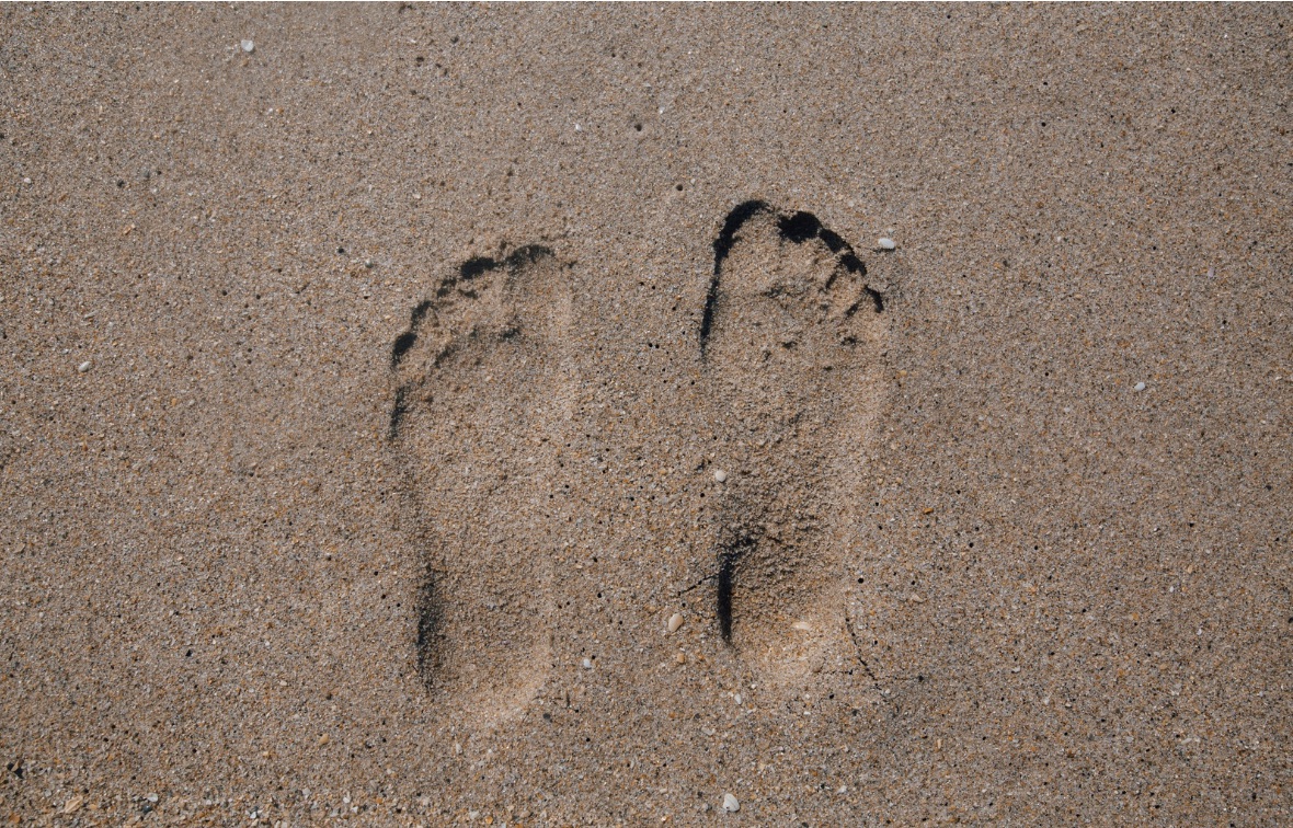 Voetafdrukken in zand