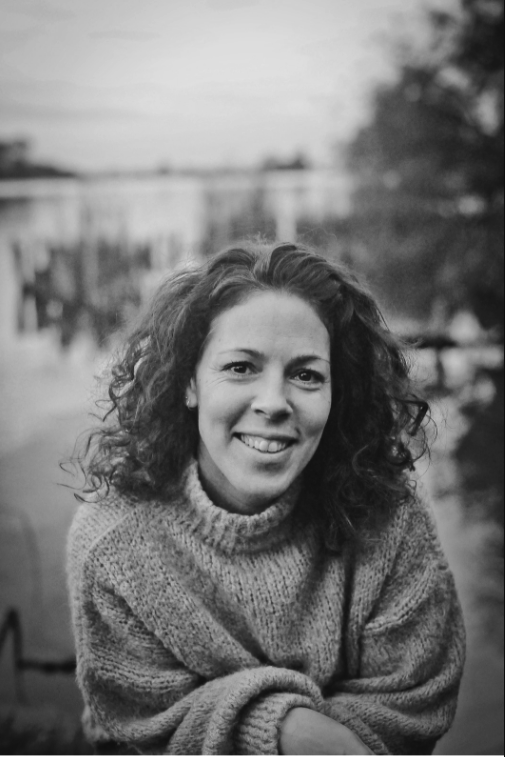 Zwart-wit portret van Lilian Dibbets aan het water